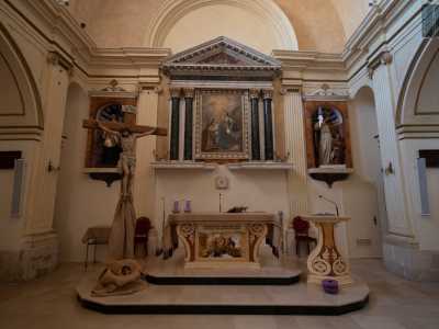 Sotto l�altare infine � racchiusa in un elegante reliquiario in ebano una tibia di Amatore, donata dal duca  di Giovinazzo Domenico Del Giudice nel 1670, anno in cui ebbe inizio il suo culto